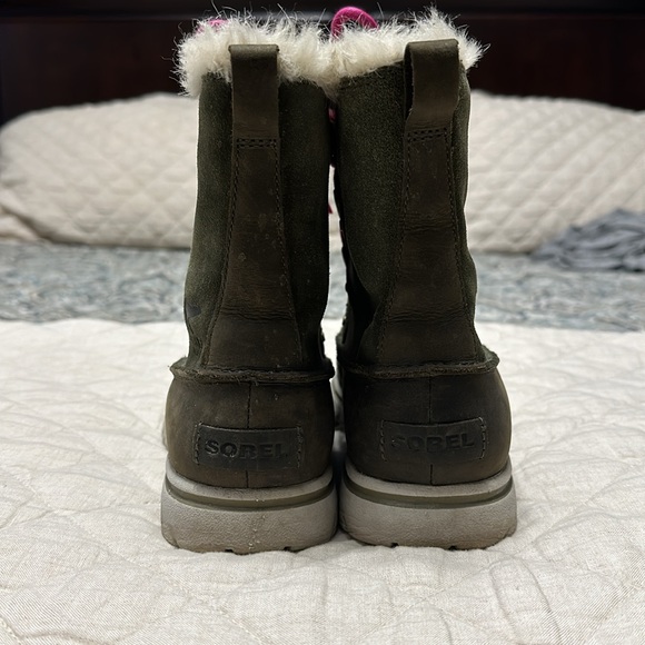 Size 8.5 Sorel boots - Picture 3 of 4